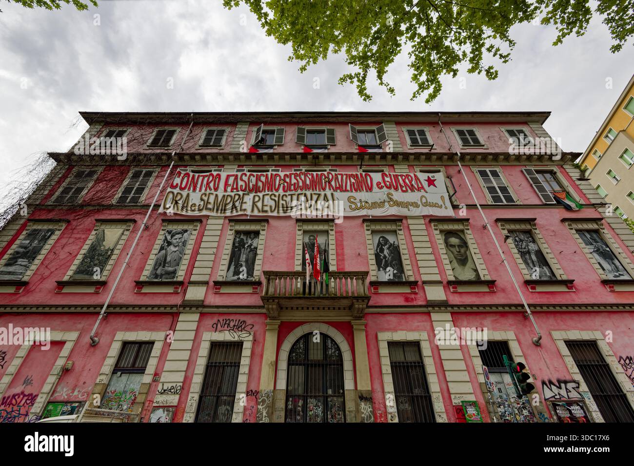 Turin, Italien. Fassade des selbstverwalteten Sozialzentrums Askatasuna. Foto: M.BARIONA/Alamy Stock Photo Stockfoto