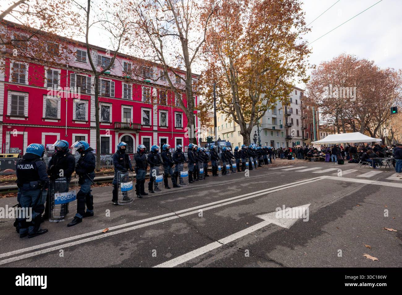 Turin, Italien. Dezember 2025. Die Polizei beschlagnahmt das selbstverwaltete Sozialzentrum von Askatasuna. Quelle: M.Bariona/Alamy Live News Stockfoto