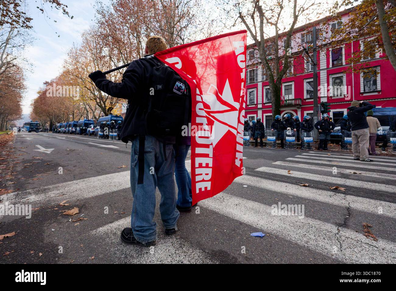 Turin, Italien. Dezember 2025. Die Polizei beschlagnahmt das selbstverwaltete Sozialzentrum von Askatasuna. Quelle: M.Bariona/Alamy Live News Stockfoto