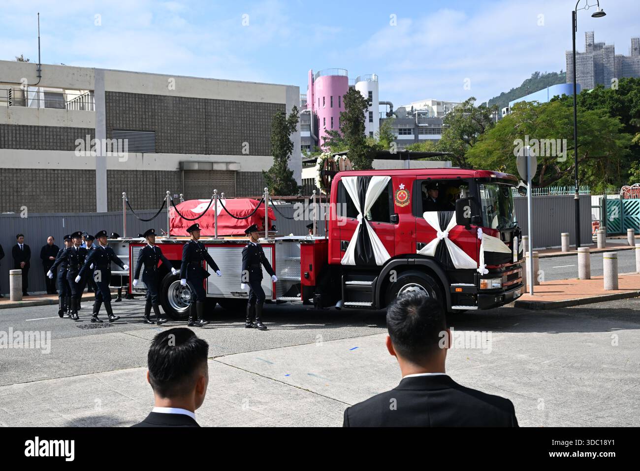 Eine allgemeine Ansicht zeigt, wie der Leichenwagen am 19. Dezember 2025 in Hongkong zur Sha Tin Feuerwache fuhr. Der Feuerwehrmann Ho Wai-ho erlitt schwere Verletzungen und verlor sein Leben in der Schlange beim Feuer am Wang Fuk Court in Tai Po am 26. November 2025. (Foto von Kobe Li/Nexpher Images) Stockfoto