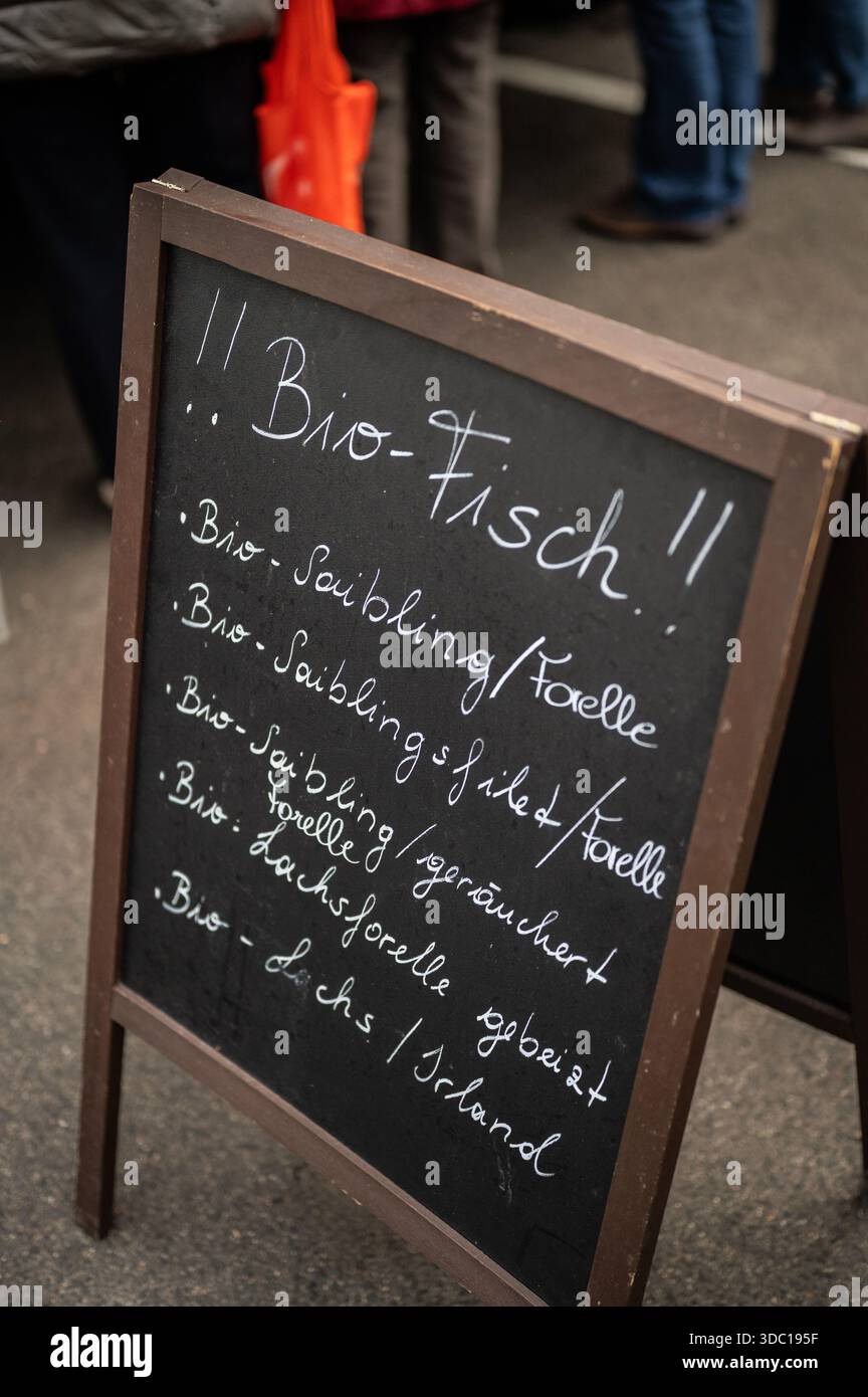 Weihnachtseinkäufe auf der Salzburger Schranne - dem traditionellen Wochenmarkt auf dem Vorplatz der St. Andräkirche gegenüber dem Schloss Mirabell am 18.12.2025. Im Bild: Fischverkauf - 20251218 PD2582 Credit: APA-PictureDesk/Alamy Live News Stockfoto