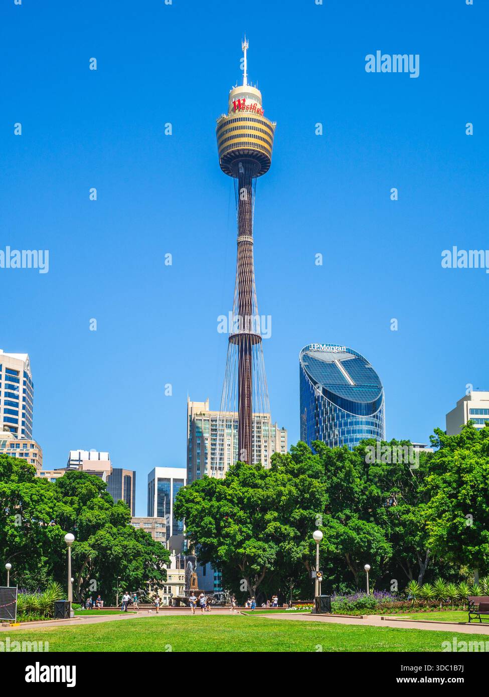 5. Januar 2019: Sydney Tower und Hyde Park. Der Sydney Tower ist das höchste Gebäude in dieser Stadt und der Hyde Park ist der älteste öffentliche Park in Austra Stockfoto