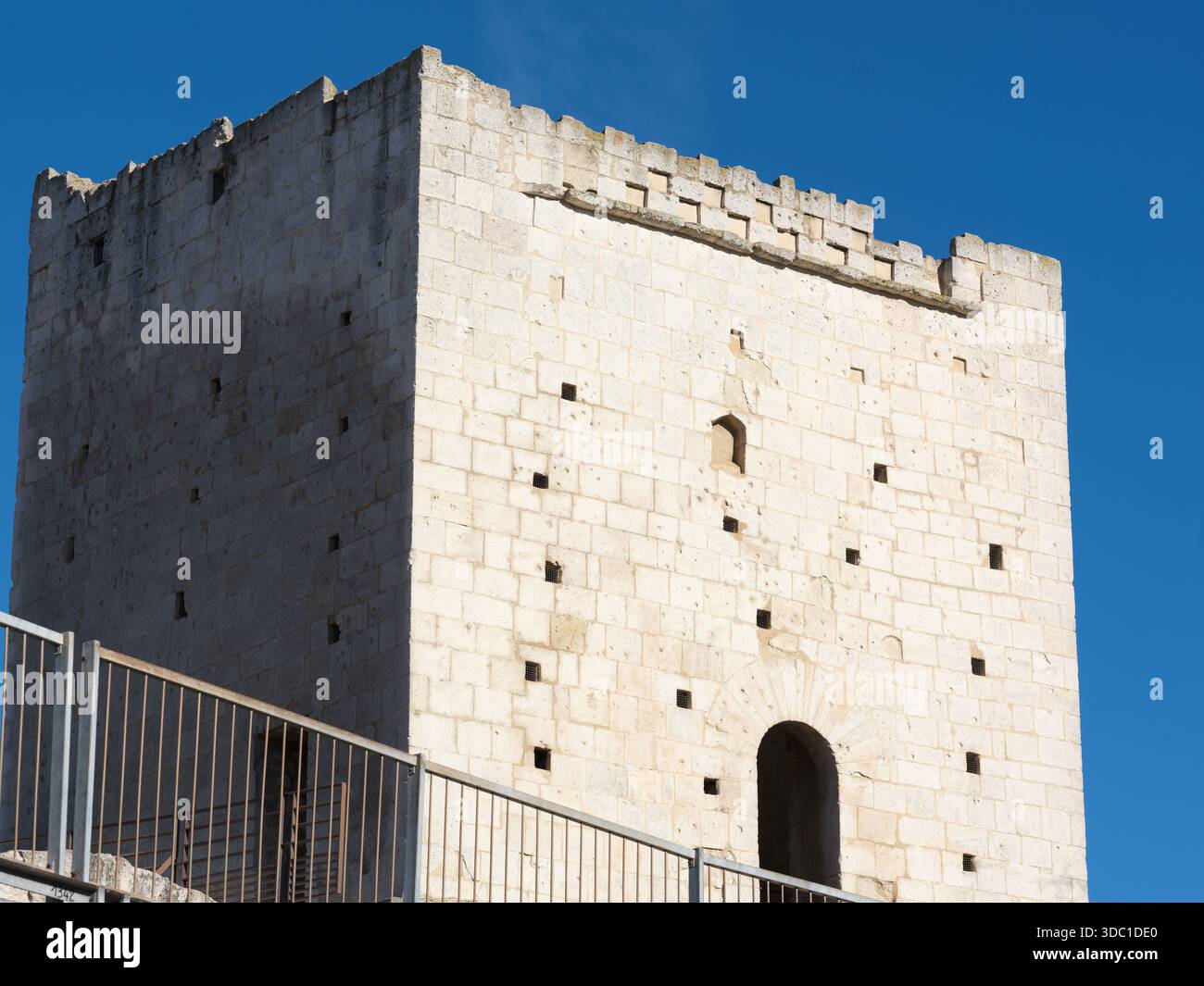Der mittelalterliche Turm wurde dem römischen Amphitheater in Arles, Frankreich, hinzugefügt. Stockfoto
