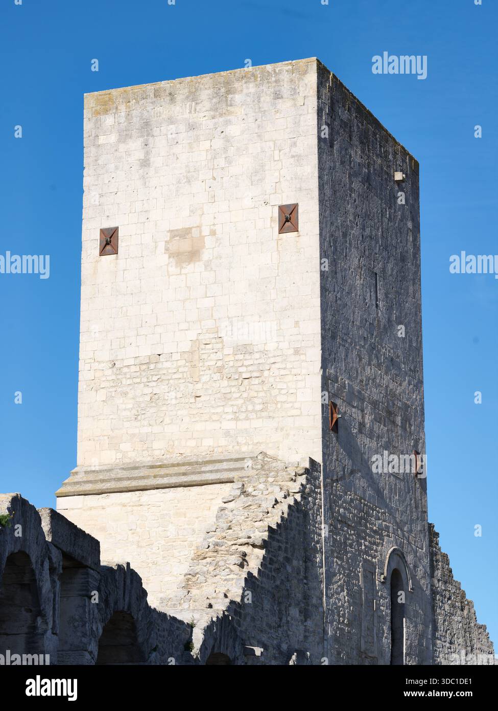Der mittelalterliche Turm wurde dem römischen Amphitheater in Arles, Frankreich, hinzugefügt. Stockfoto