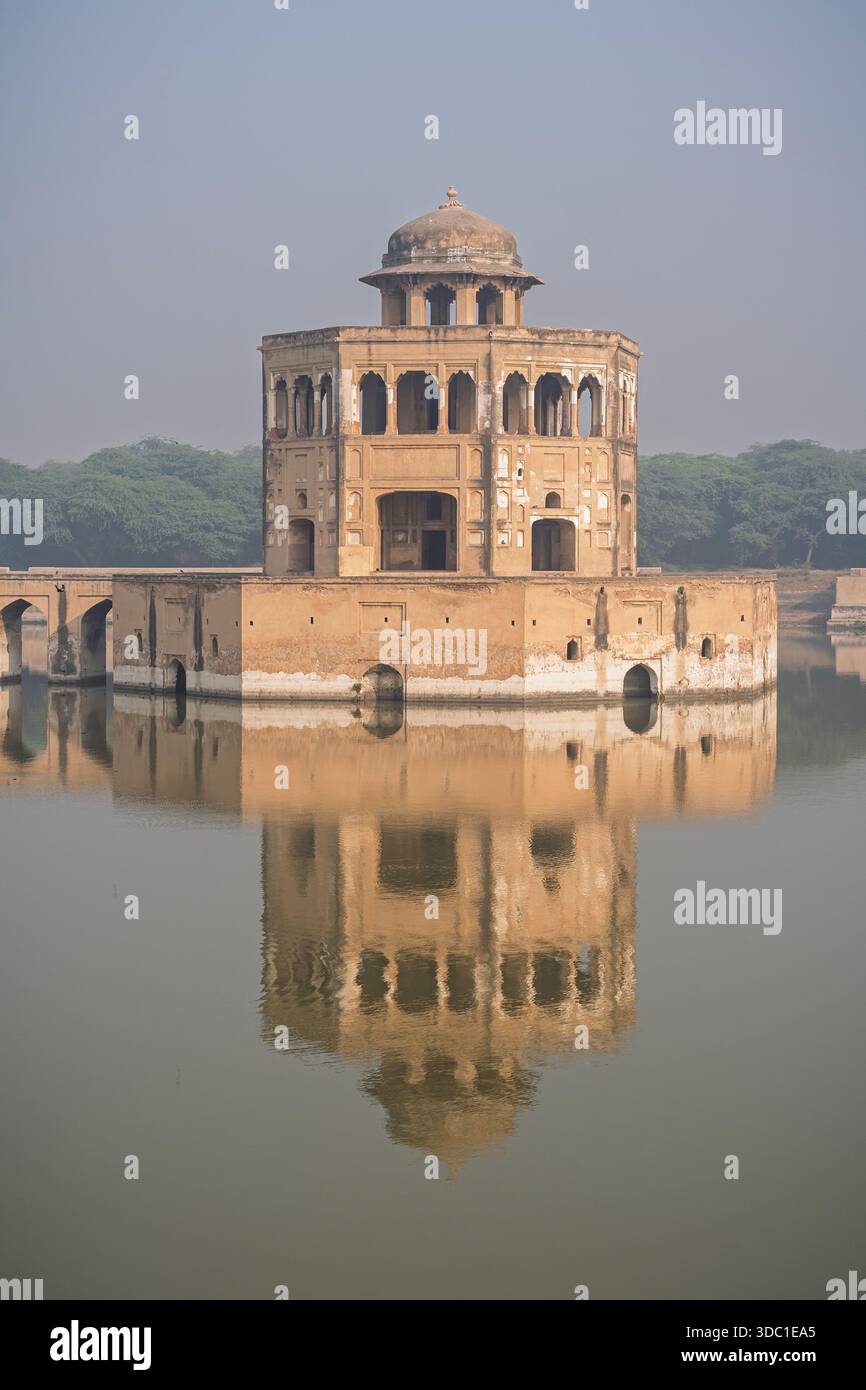 Vertikale Ansicht des achteckigen Sandsteinpavillons, der vom mogulkaiser Shah Jahan auf dem Wassertank im Hiran Minar Komplex, Sheikhupura, Punjab, Pakistan gebaut wurde Stockfoto