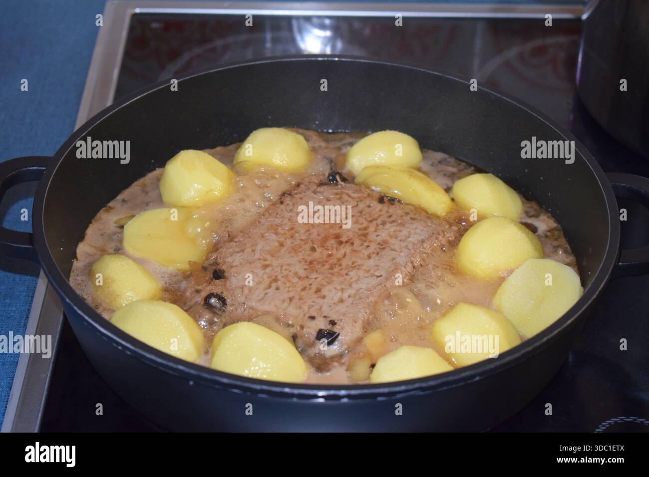 Hackfleischbraten mit scharfer Apfelchili-Sauce Stockfoto