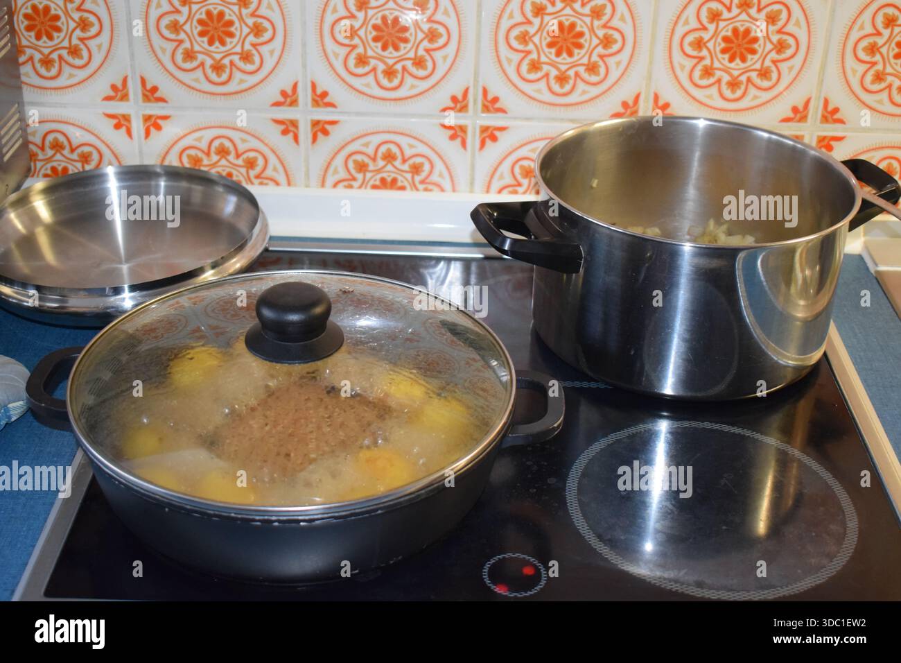 Hackfleischbraten mit scharfer Apfelchili-Sauce Stockfoto