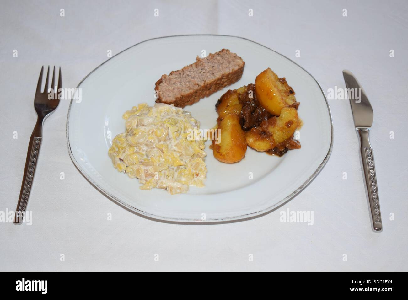 Hackfleischbraten mit scharfer Apfelchili-Sauce und Chinakohl Stockfoto