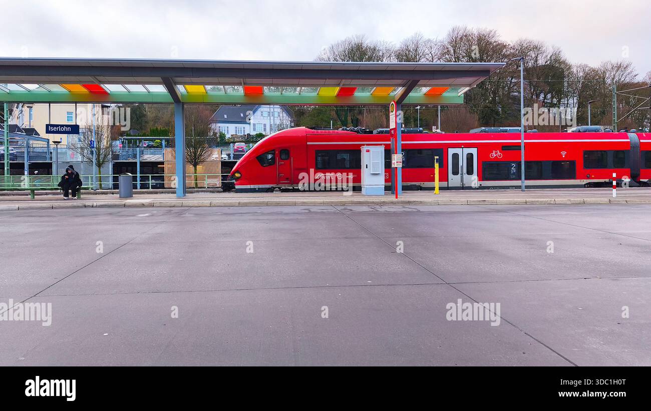 ISERLOHN, DEUTSCHLAND — 11. DEZEMBER 2025: Regionalzug RB 53 Richtung Dortmund am Bahnhof Iserlohn mit Fahrgästen im Winter auf dem Bahnsteig Stockfoto
