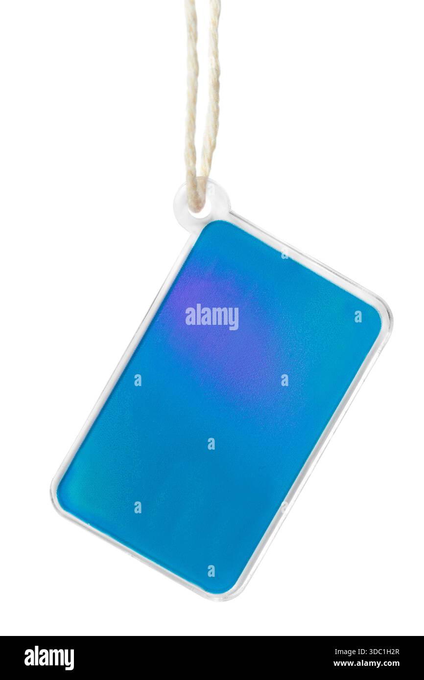 Leerer blauer Plastikschmuck hängt an einer Spitze isoliert über weiß Stockfoto