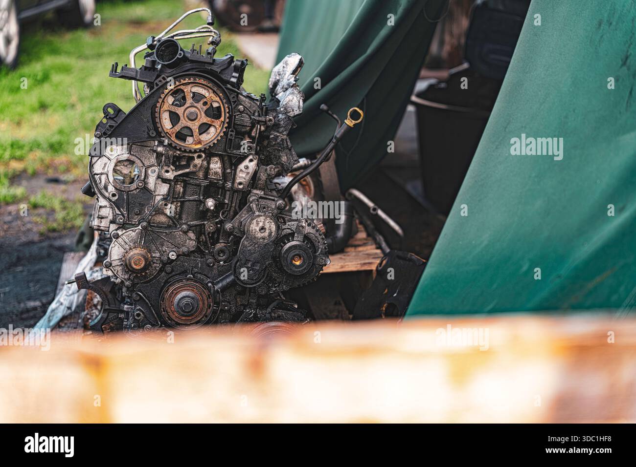 Rovigo, italien 18. dezember 2025: Motorblock aus rostigem Öl auf Holzpalette auf Schrottplatz, abgenutzt und entsorgt, repariert, recycelt oder schrottveredelt Stockfoto