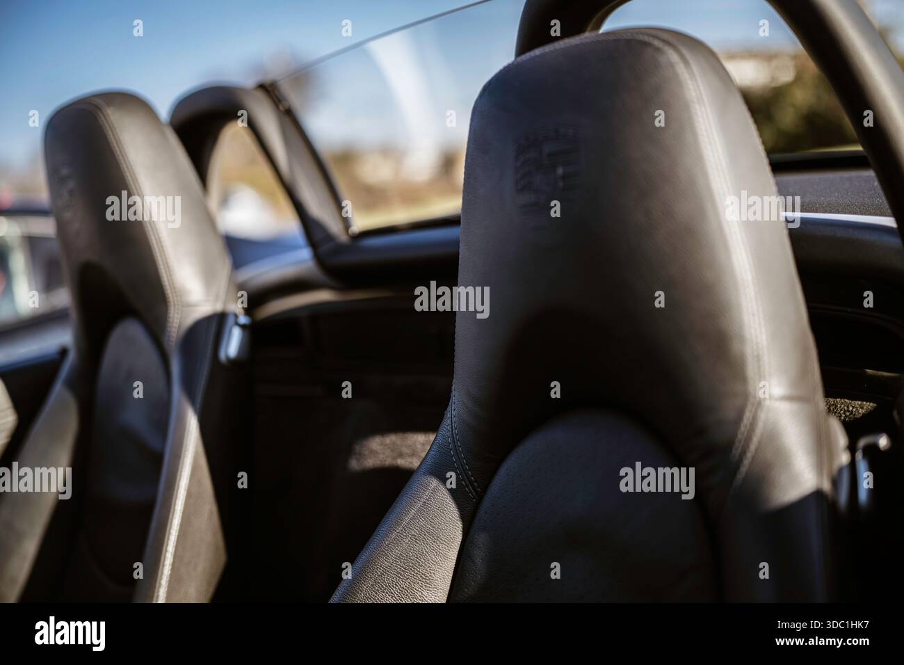 Rovigo, italien 18. dezember 2025: porsche boxster schwarzer Ledersitz mit geprägtem Logo und sichtbaren Nähten, die die hochwertige Handwerkskunst und die Sp Stockfoto