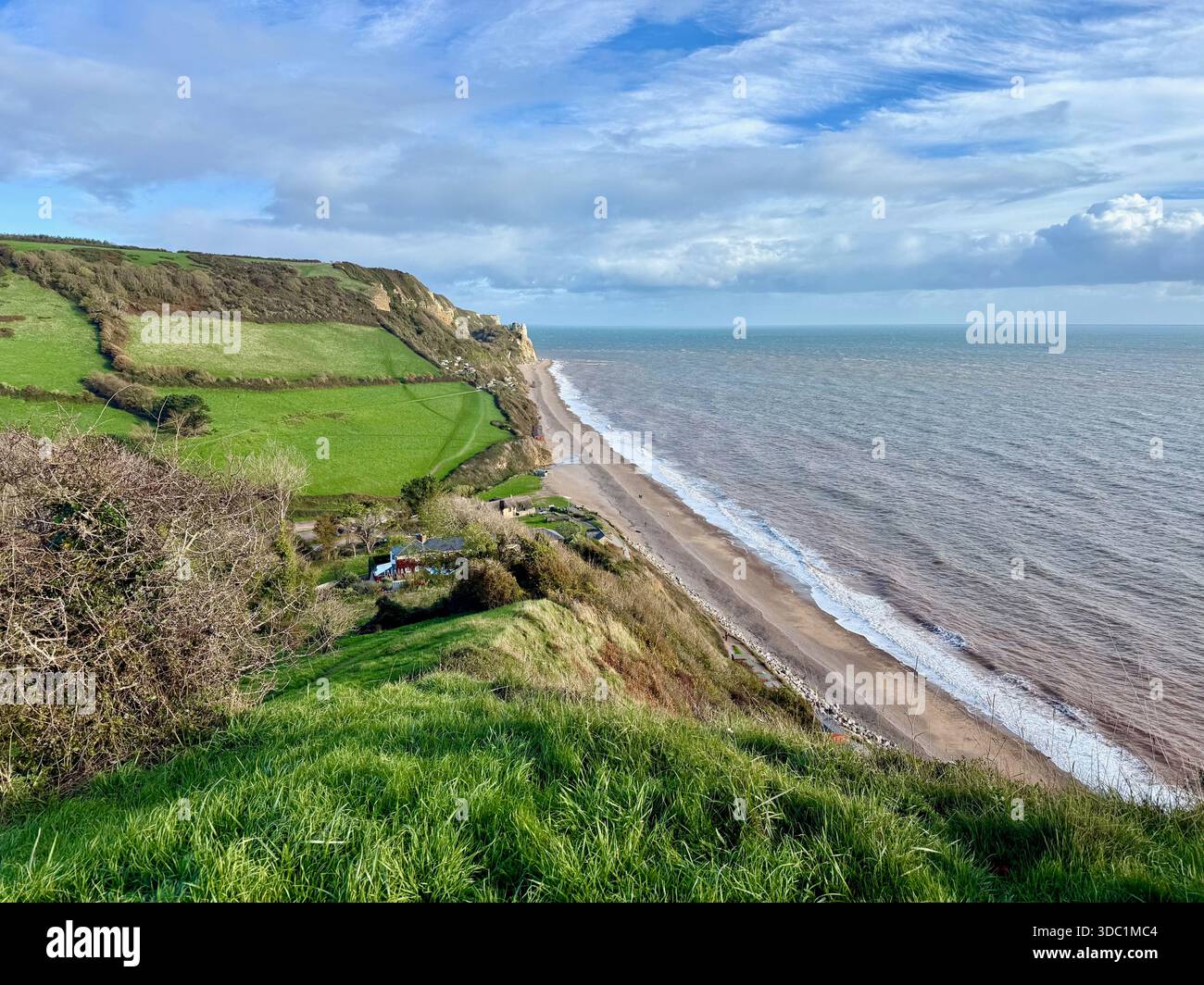 Blick auf Branscombe Beach und die Küste von East Devon von der Klippe an der Jurassic Coast. - Smartphone-aufgenommenes Stockfoto