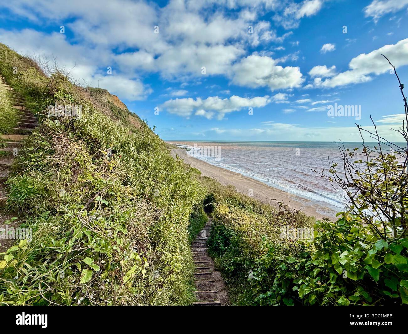 Klippenstufen führen hinunter zum Weston Mouth Beach in East Devon, mit Meerblick entlang der Jurassic Coast. - Smartphone-aufgenommenes Stockfoto