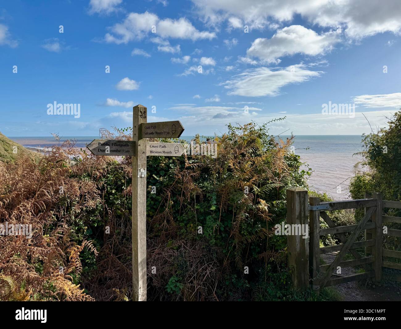 Wegweiser über Weston Mouth an der Küste von East Devon. - Smartphone-aufgenommenes Stockfoto