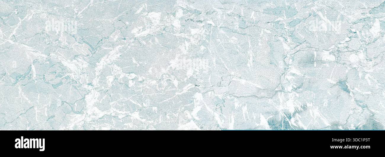 Hellblaue Marmoroberfläche mit weißen Adern, die einen abstrakten natürlichen Hintergrund schaffen Stockfoto