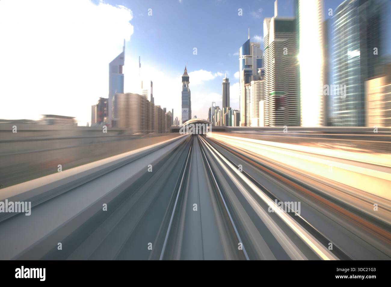 VAE, Dubai, Dubai Metro entlang der Sheikh Zayed Road, zeitgesteuerte Exposition. Stockfoto