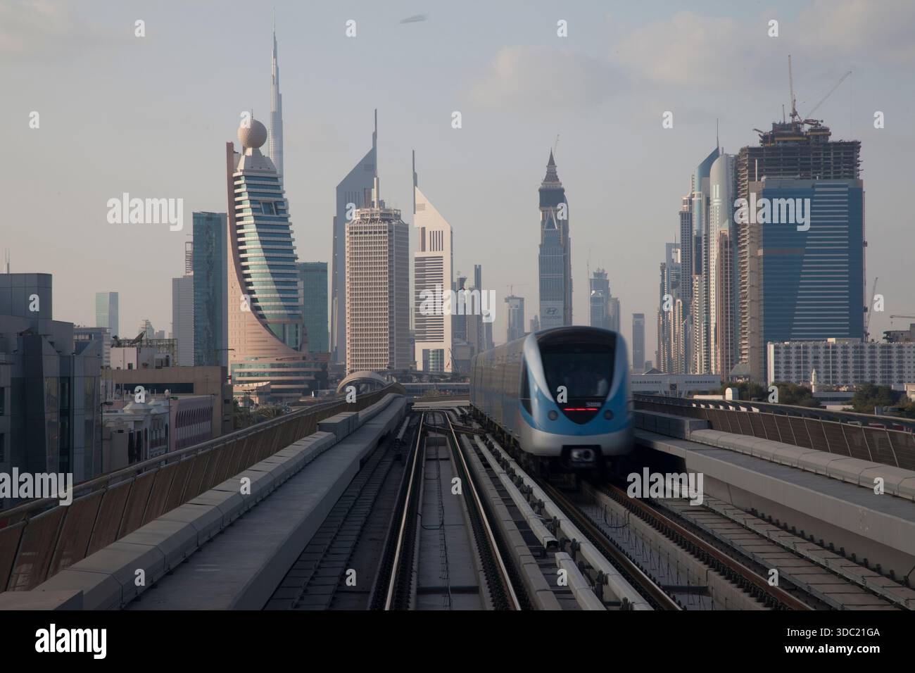 VAE, Dubai, U-Bahn entlang der Sheikh Zayed Road und Skyline der Stadt. Stockfoto