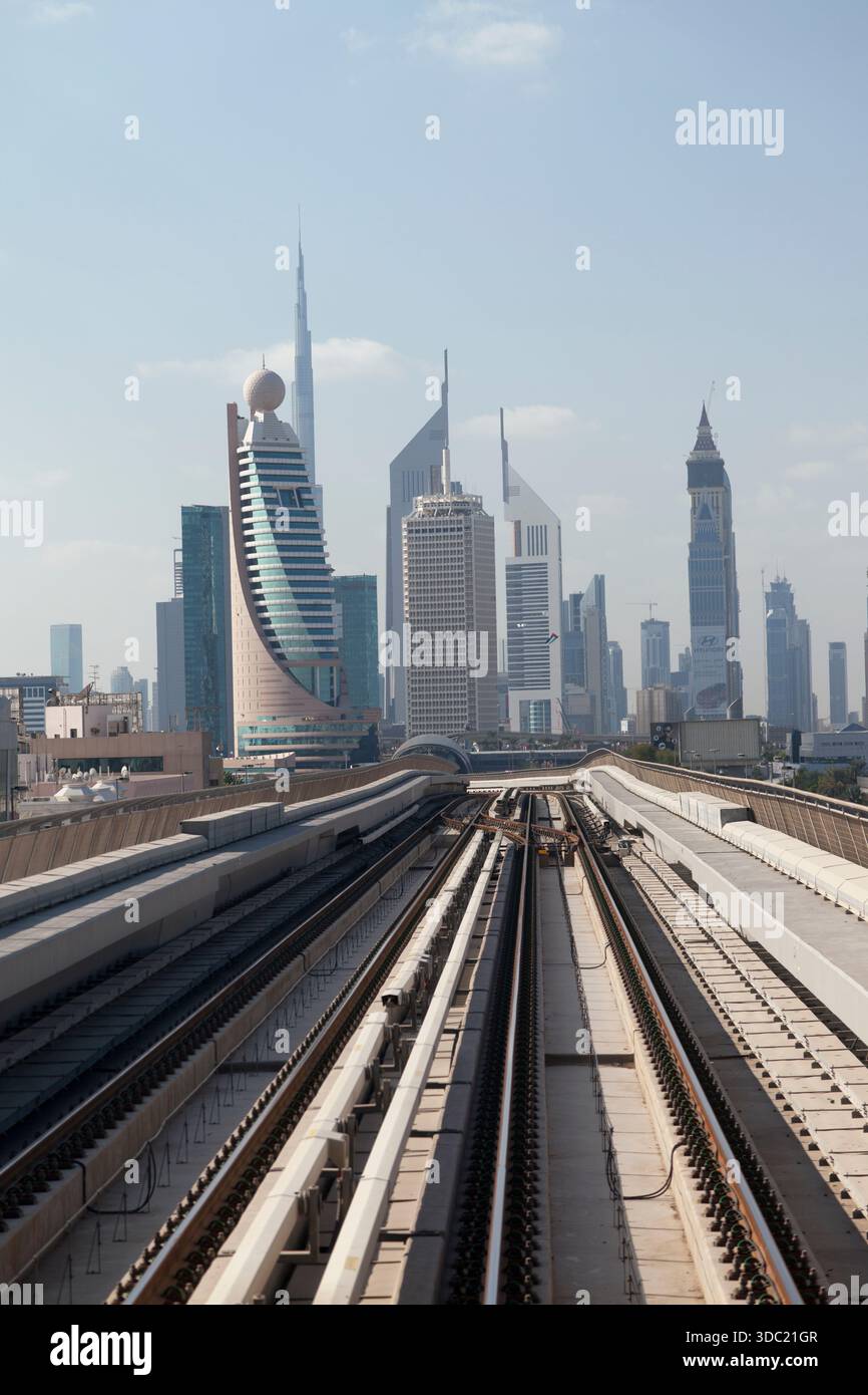 VAE, Dubai, U-Bahn entlang der Sheikh Zayed Road und Skyline der Stadt. Stockfoto