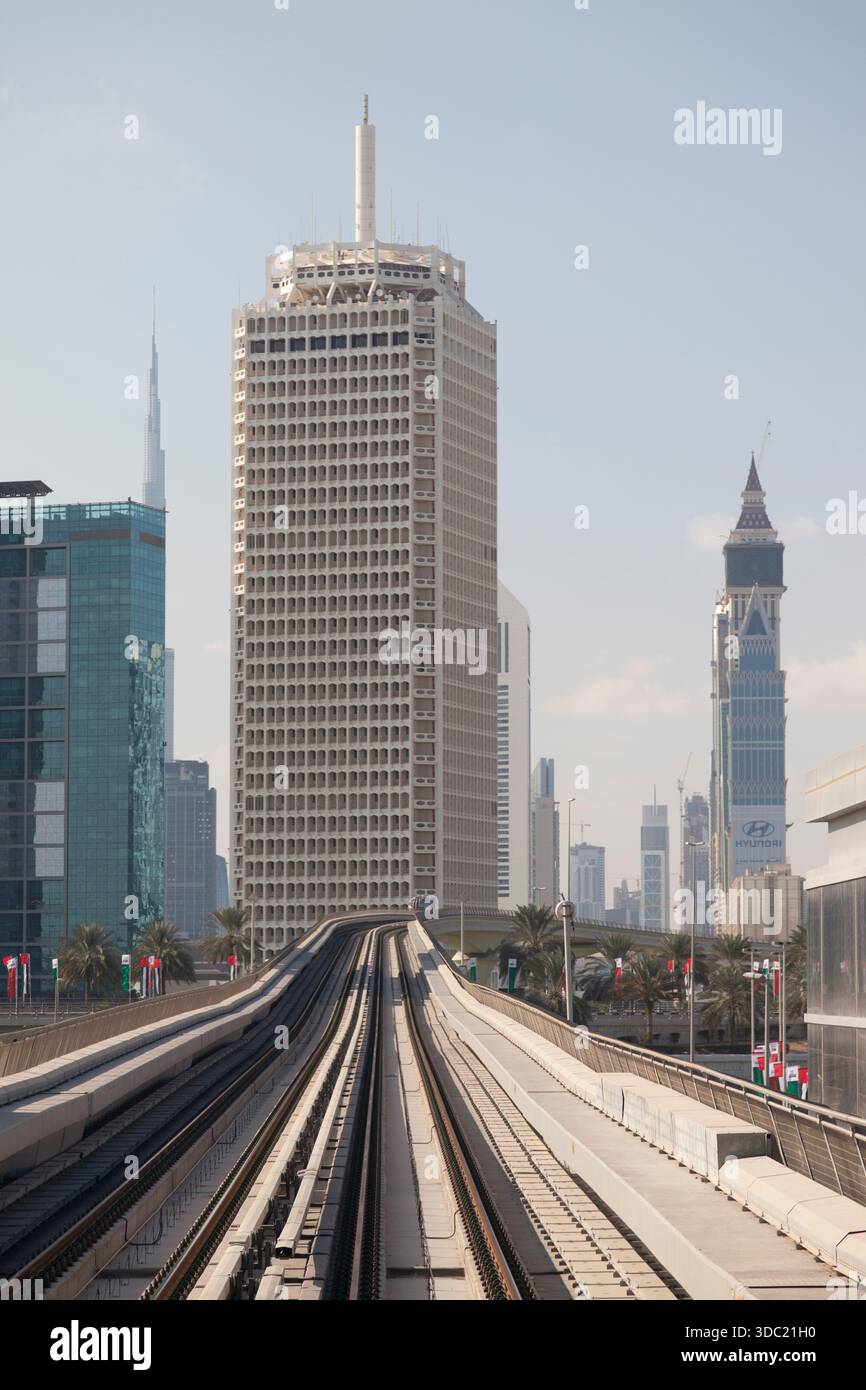VAE, Dubai, U-Bahn entlang der Sheikh Zayed Road mit dem World Trade Centre im Zentrum. Stockfoto