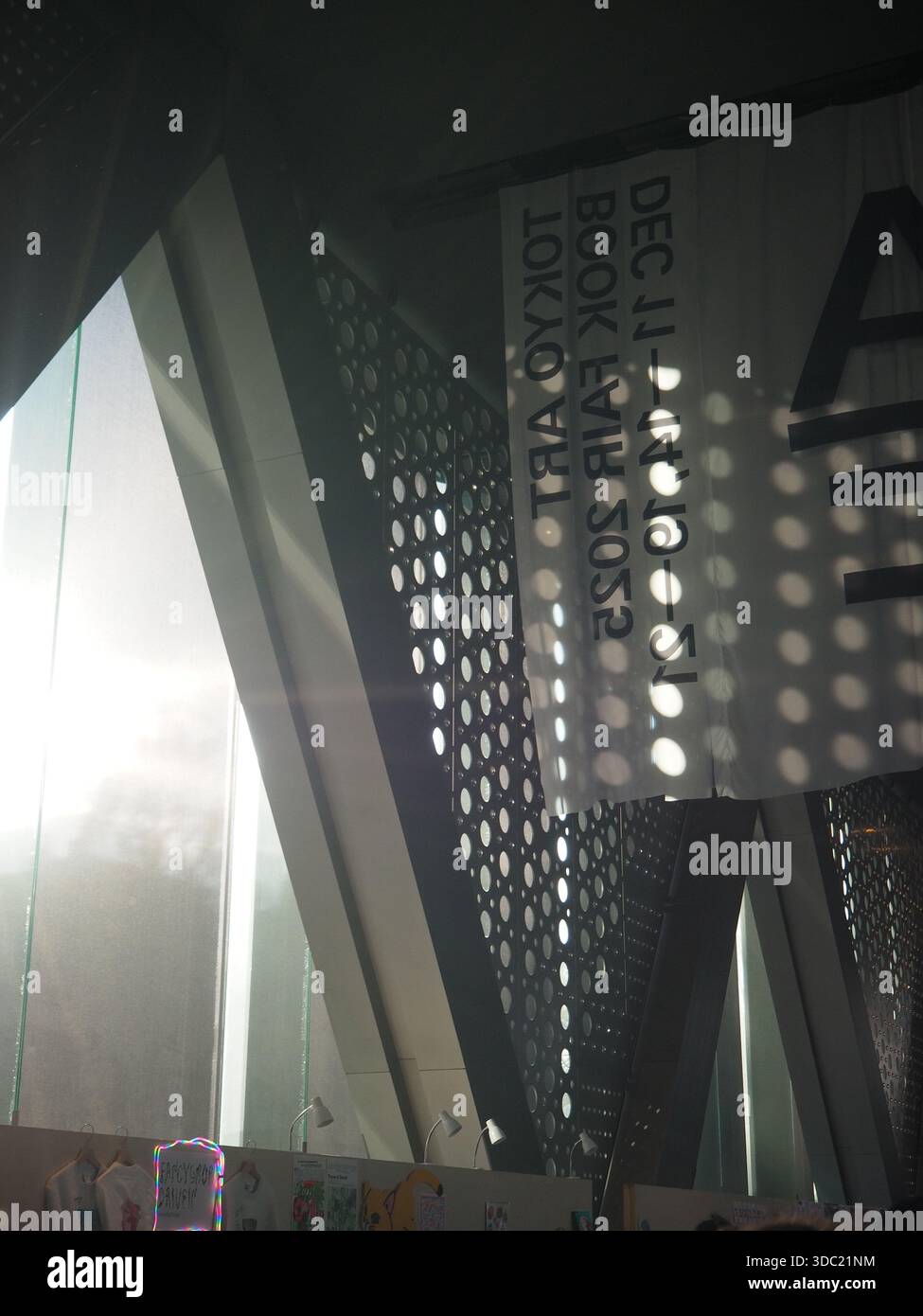 Tokyo Art Book Fair im Museum of Contemporary Art Tokyo in Kiyosumi Shirakawa mit Sonnenlicht und architektonischen Details Stockfoto