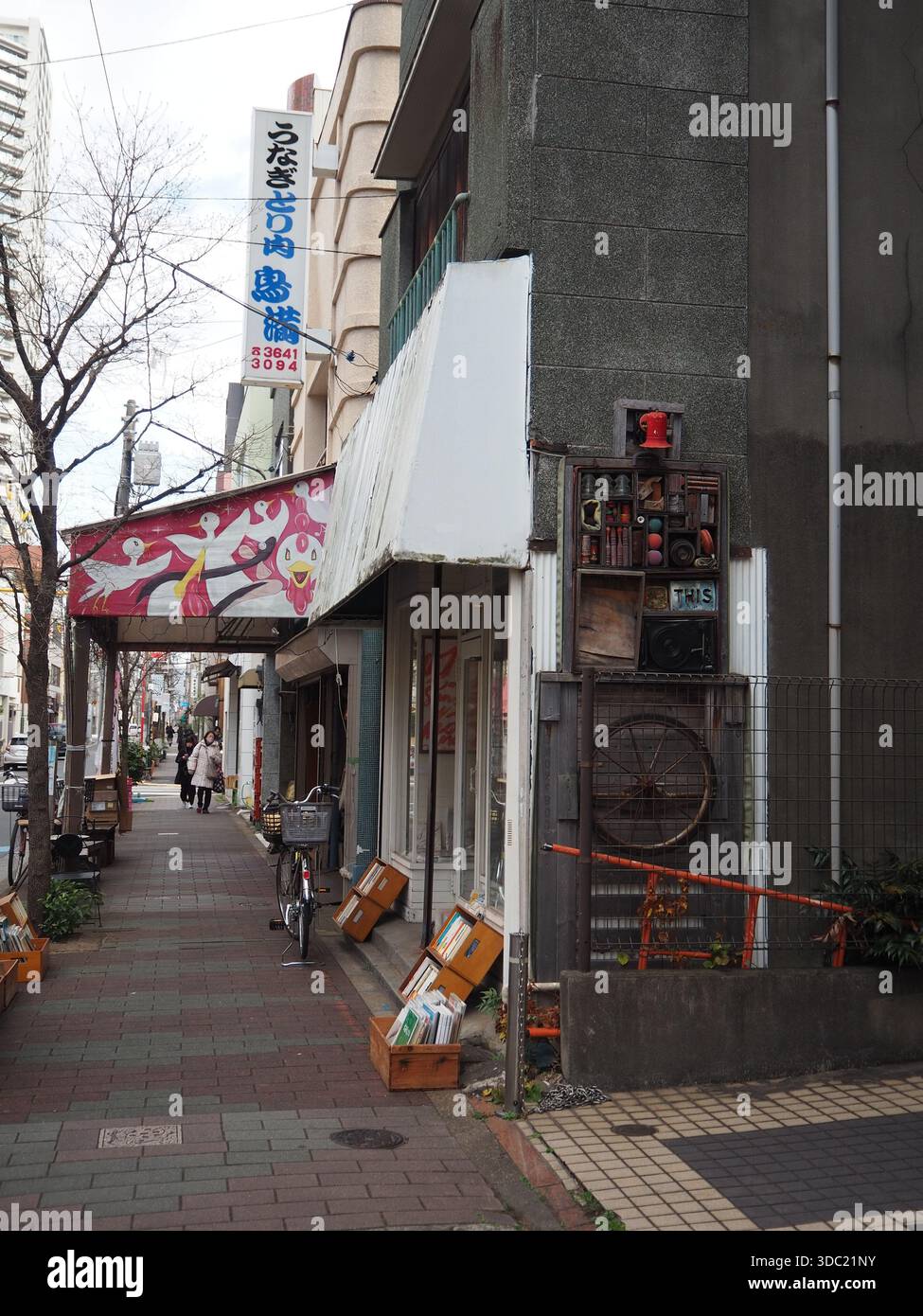 Straßenecke mit gefundenen Objekten an der Gebäudewand in Kiyosumi Shirakawa, Tokio Stockfoto