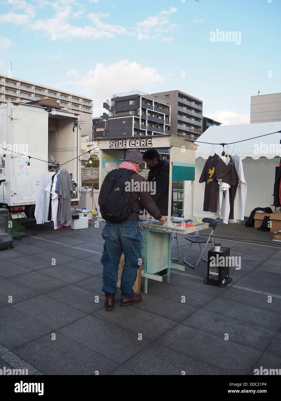 Marktszene im Freien auf der Tokyo Art Book Fair mit unabhängigen Verlagen und Besuchern Stockfoto