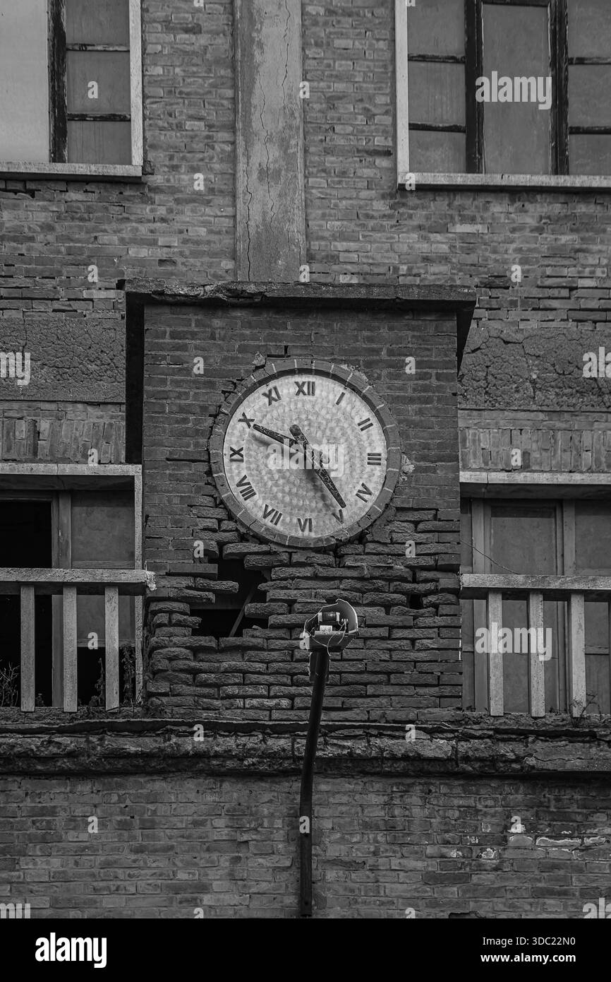 Die Uhr zeigt den genauen Zeitpunkt der Aufgabe der Salzminen von Tarquinia an Stockfoto