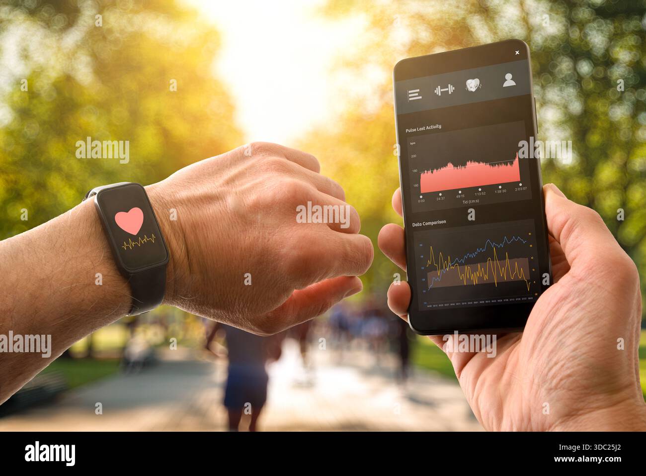 Überwachung des Sporttrainings mit einem Telefon und Smartwatch in der Hand im Freien in einem Park mit Menschen, die Sport bei Sonnenschein treiben Stockfoto