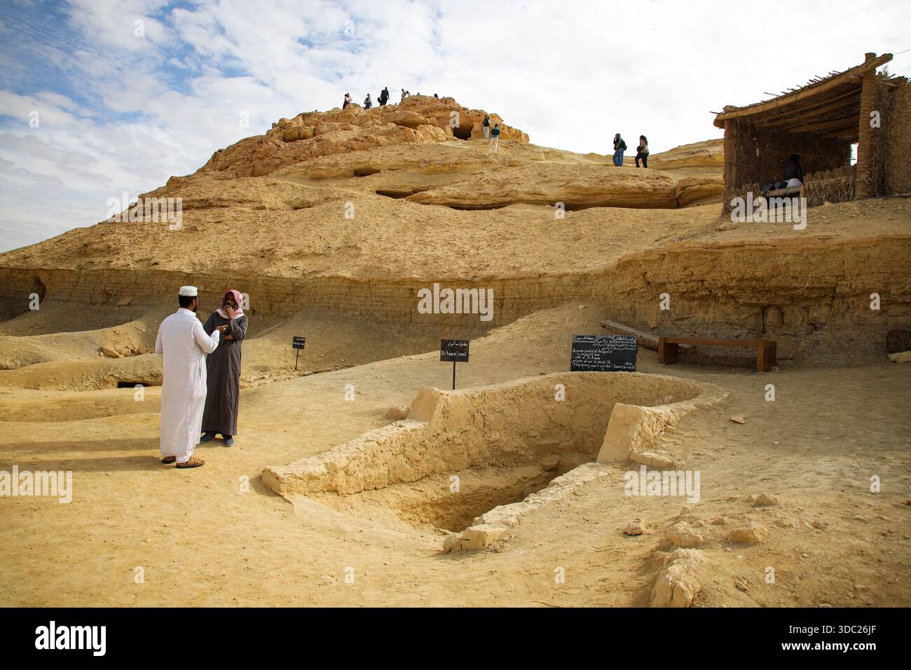 Ein allgemeiner Blick auf den Berg der Toten und die Gräber in Siwa Oasis, Marsa Matrouh Governorate, Ägypten, am 13. Dezember 2025. Dieser Friedhof ist der Hauptfriedhof des antiken Siwa während der Ära der Pharaonen, der Griechen und der Römer. Es enthält Hunderte von Gräbern, die in die Felsen gehauen sind; vier Gräber behalten ihre Farben. (Foto: Doaa Adel/NurPhoto) Stockfoto