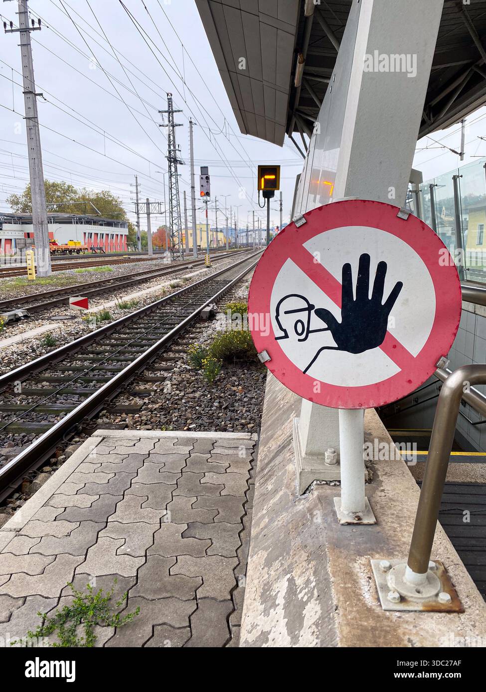 Kein Warnschild mit einem Handsymbol auf einem Bahnsteig. Stockfoto