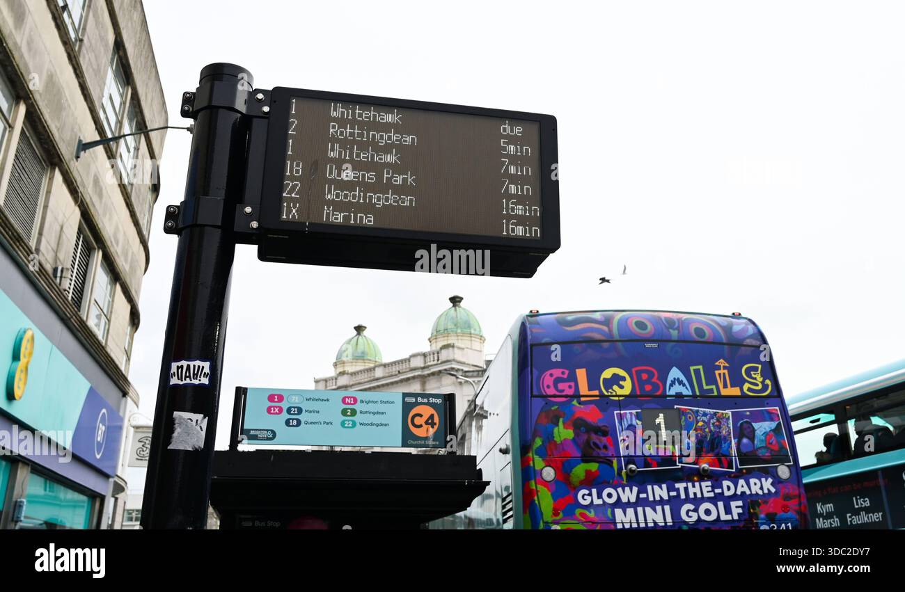 Brighton & Hove Buses Informationstafel mit Ankunftszeiten in Western Road Sussex, UK 2025 Stockfoto