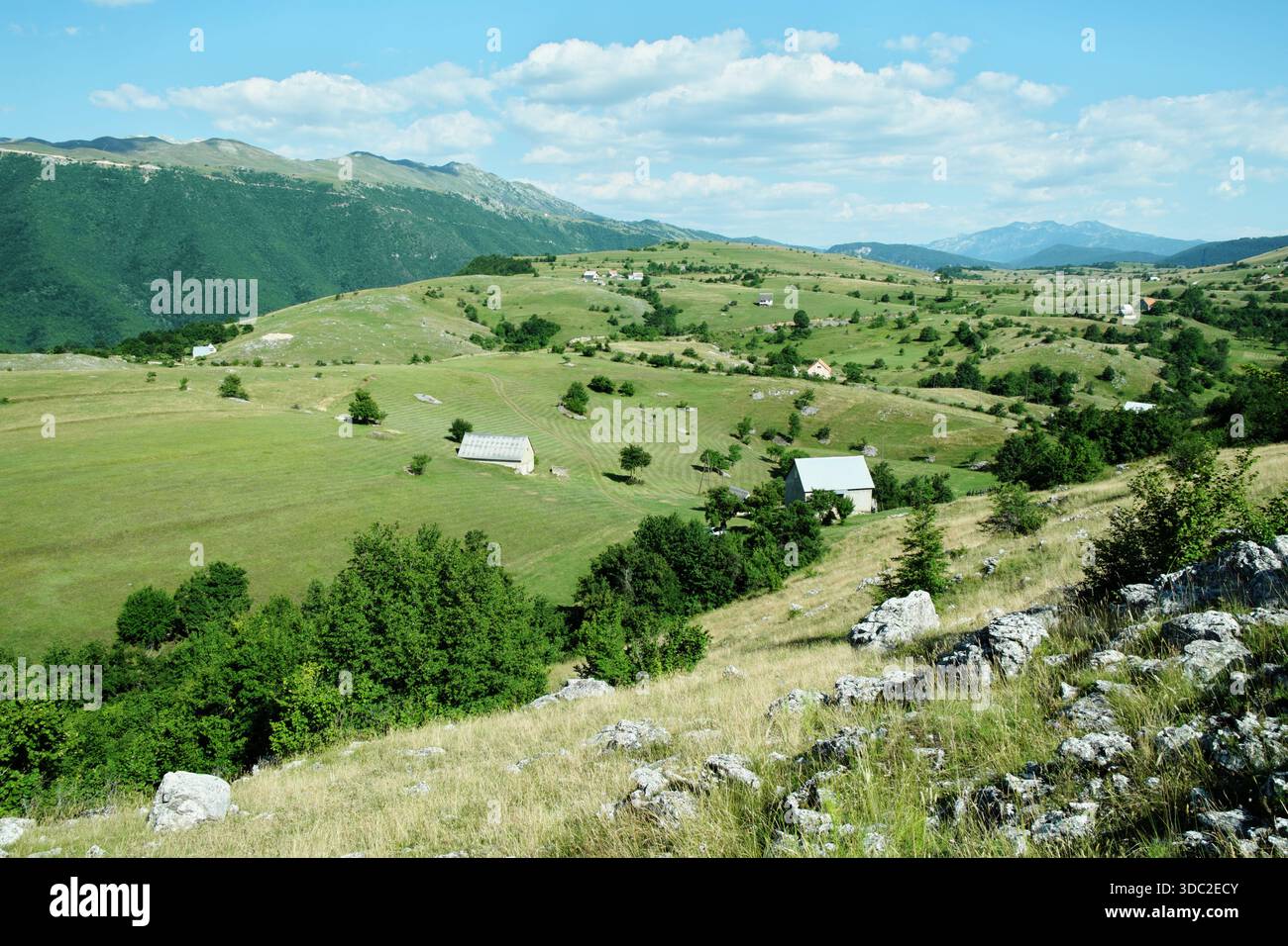 Traumhafte Landschaft ländliches Dorf am Komarnica Fluss, Montenegro Stockfoto