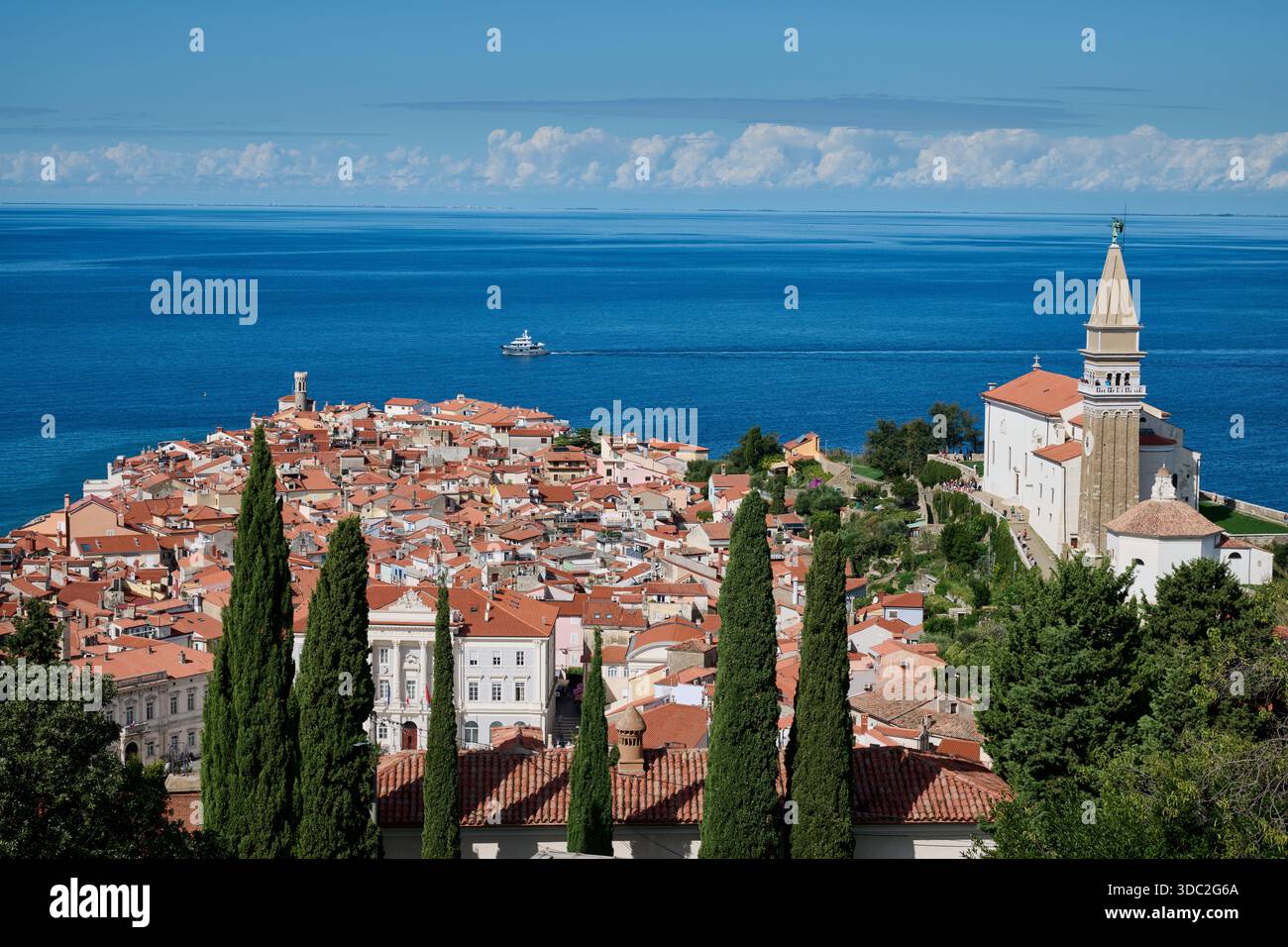 Blick von oben auf Piran mit dem Mittelmeer dahinter, Slowenien, Europa Stockfoto