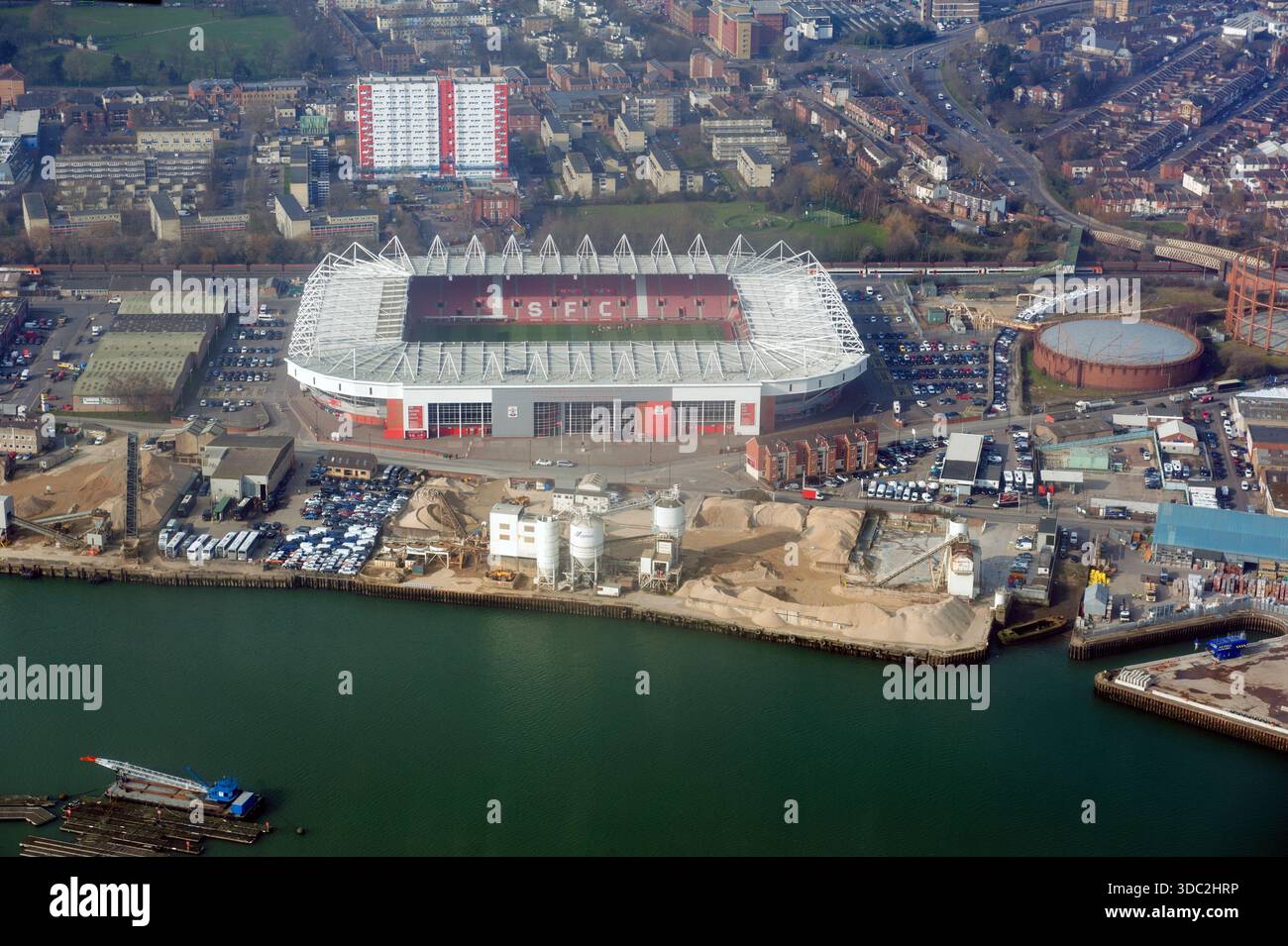 Southampton UK Cloud mit gelegentlichem Sonnenschein in der Hafenstadt an der Südküste. Eine Pause in der Wolke wirft die Sonnenstrahlen auf das St. Mary's Stadium, Heimstadion Stockfoto