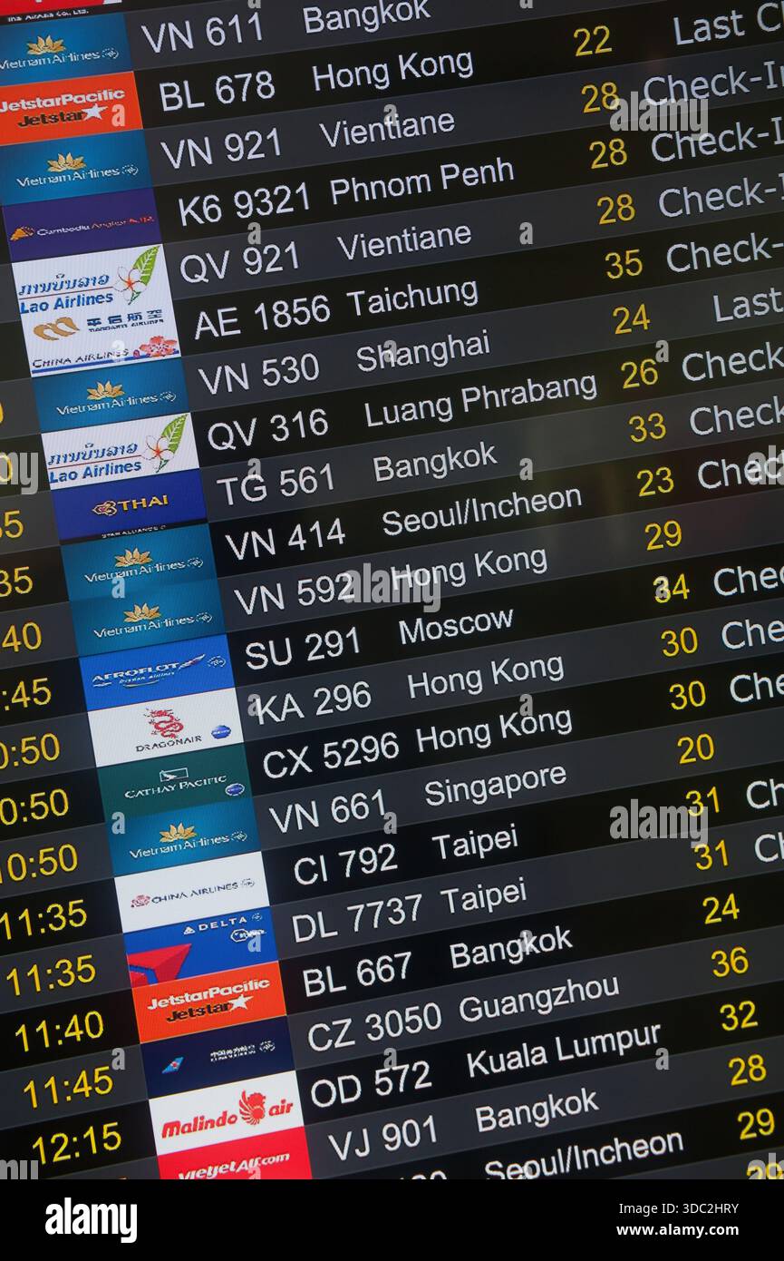 Ha Noi, Vietnam. Anzeigentafel am Nội Bài International Airport Stockfoto