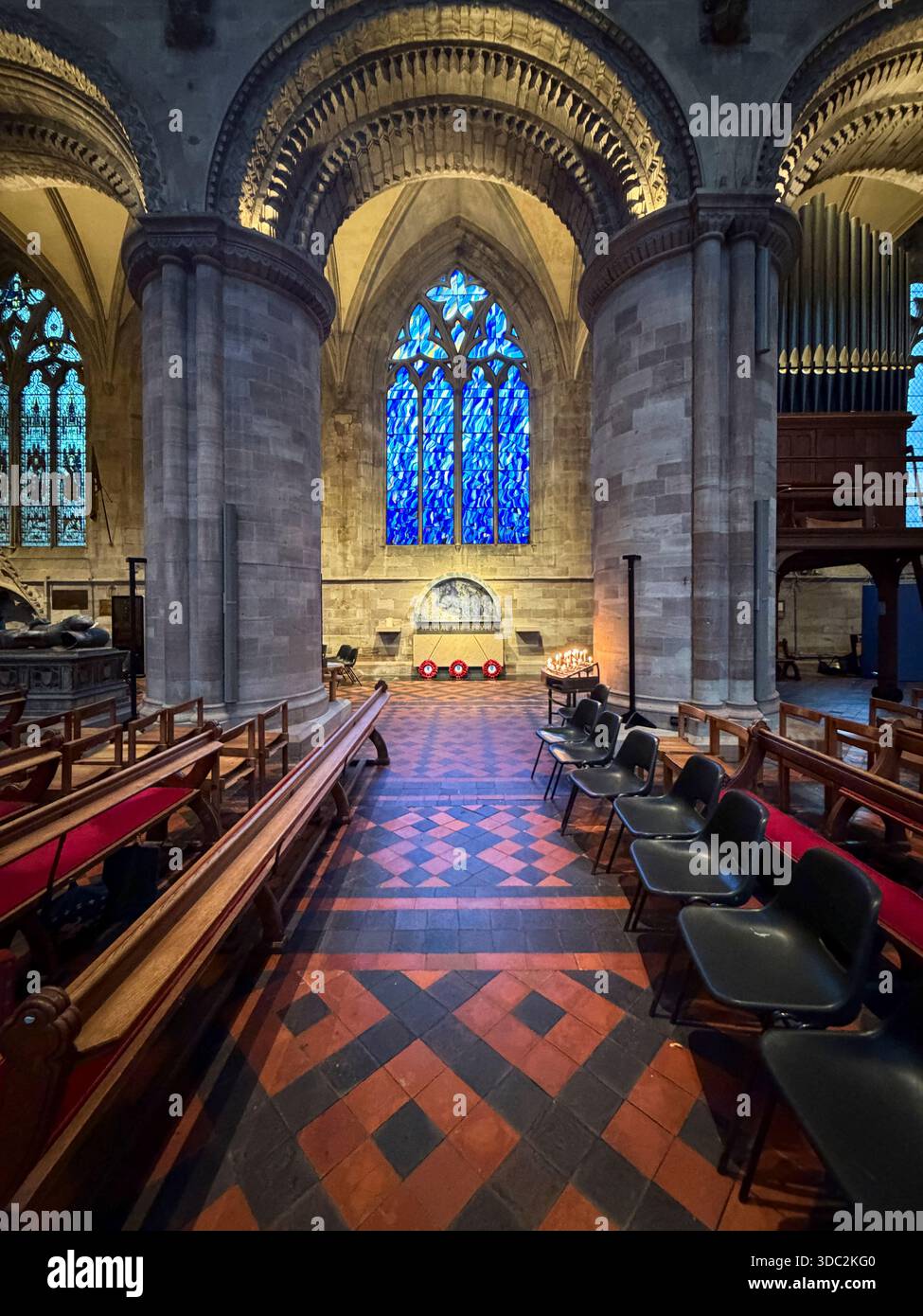 SAS Memorial und Buntglasfenster, Hereford Cathedral. - Smartphone-aufgenommenes Stockfoto