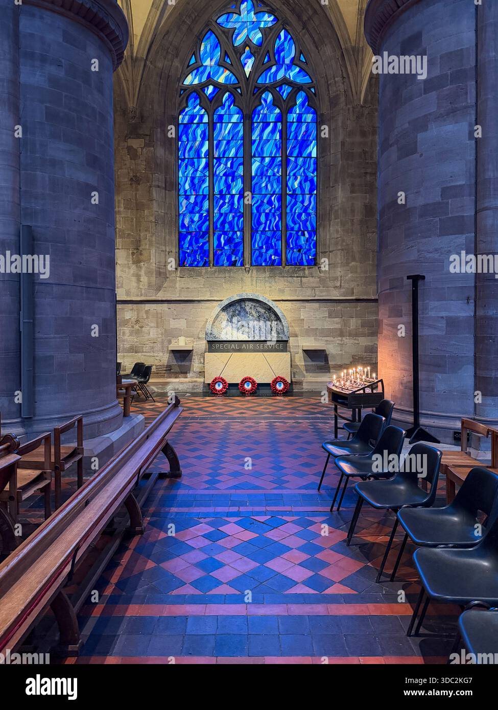 SAS Memorial und Buntglasfenster, Hereford Cathedral. - Smartphone-aufgenommenes Stockfoto