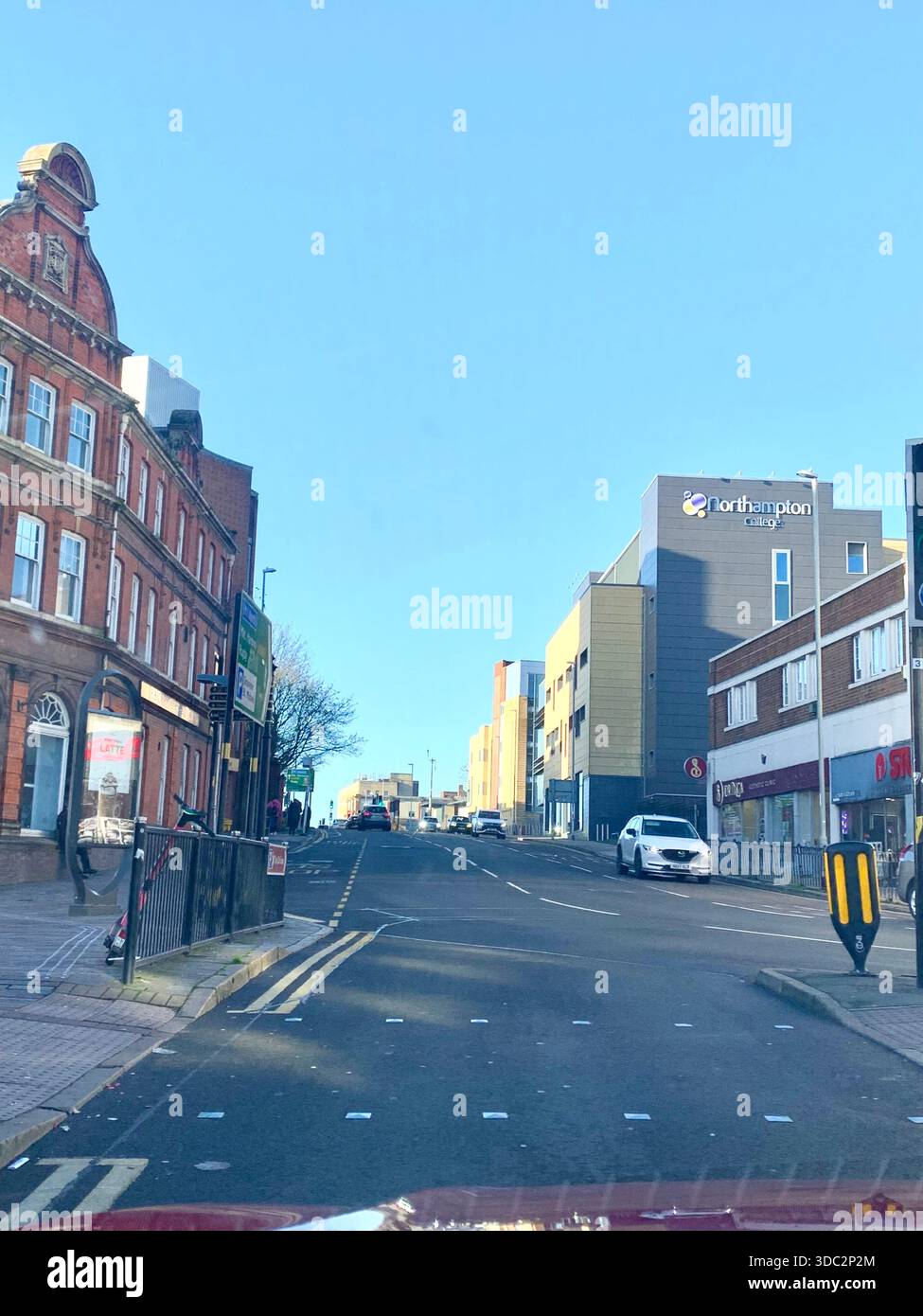 Sonniger Tag im Stadtzentrum von Northampton East Midlands England mit einer Mischung aus historischer Backsteinarchitektur und modernen Gebäuden - Smartphone-aufgenommenes Stockfoto