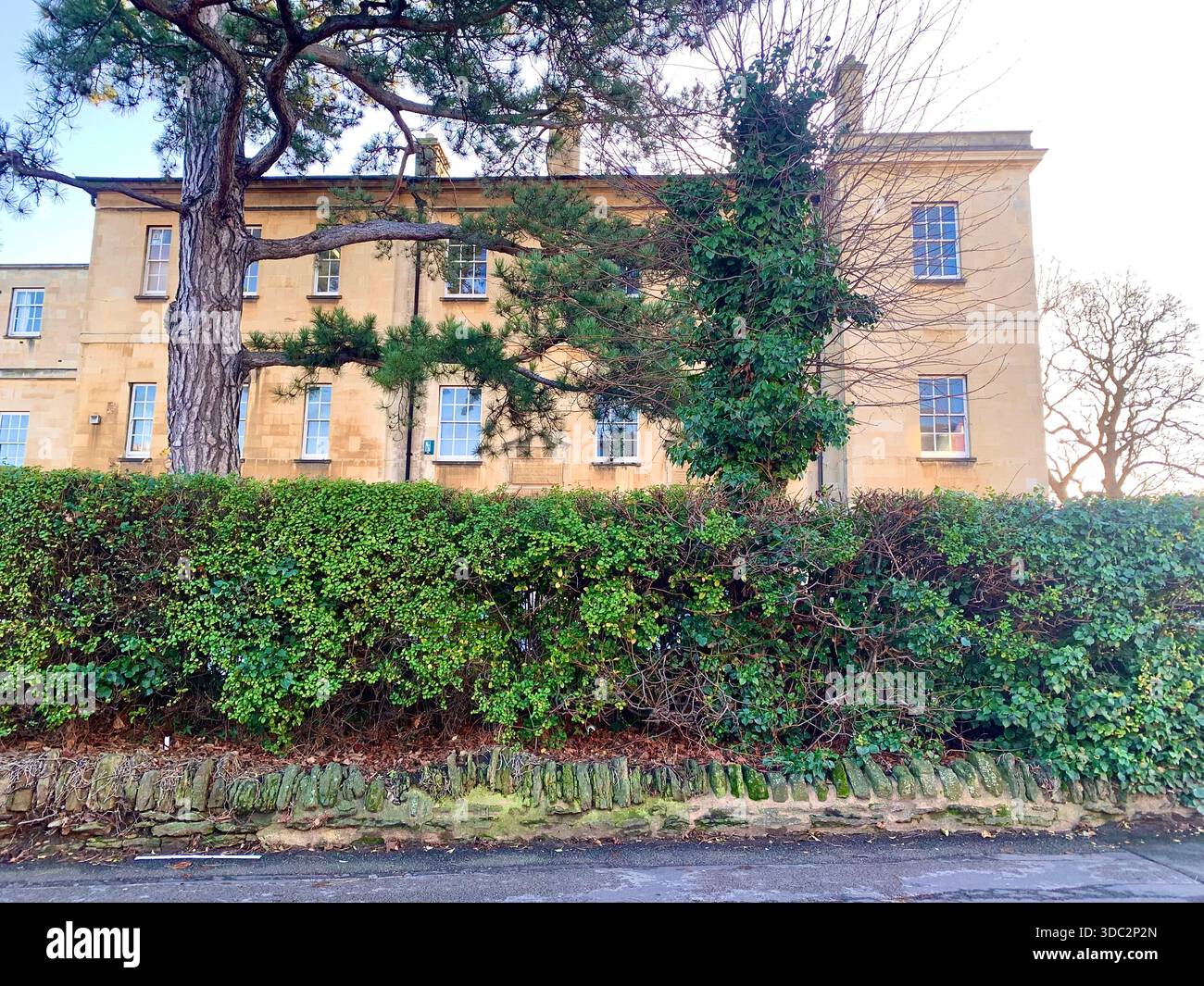 Sonniger Tag im Stadtzentrum von Northampton East Midlands England mit einer Mischung aus historischer Backsteinarchitektur und modernen Gebäuden - Smartphone-aufgenommenes Stockfoto