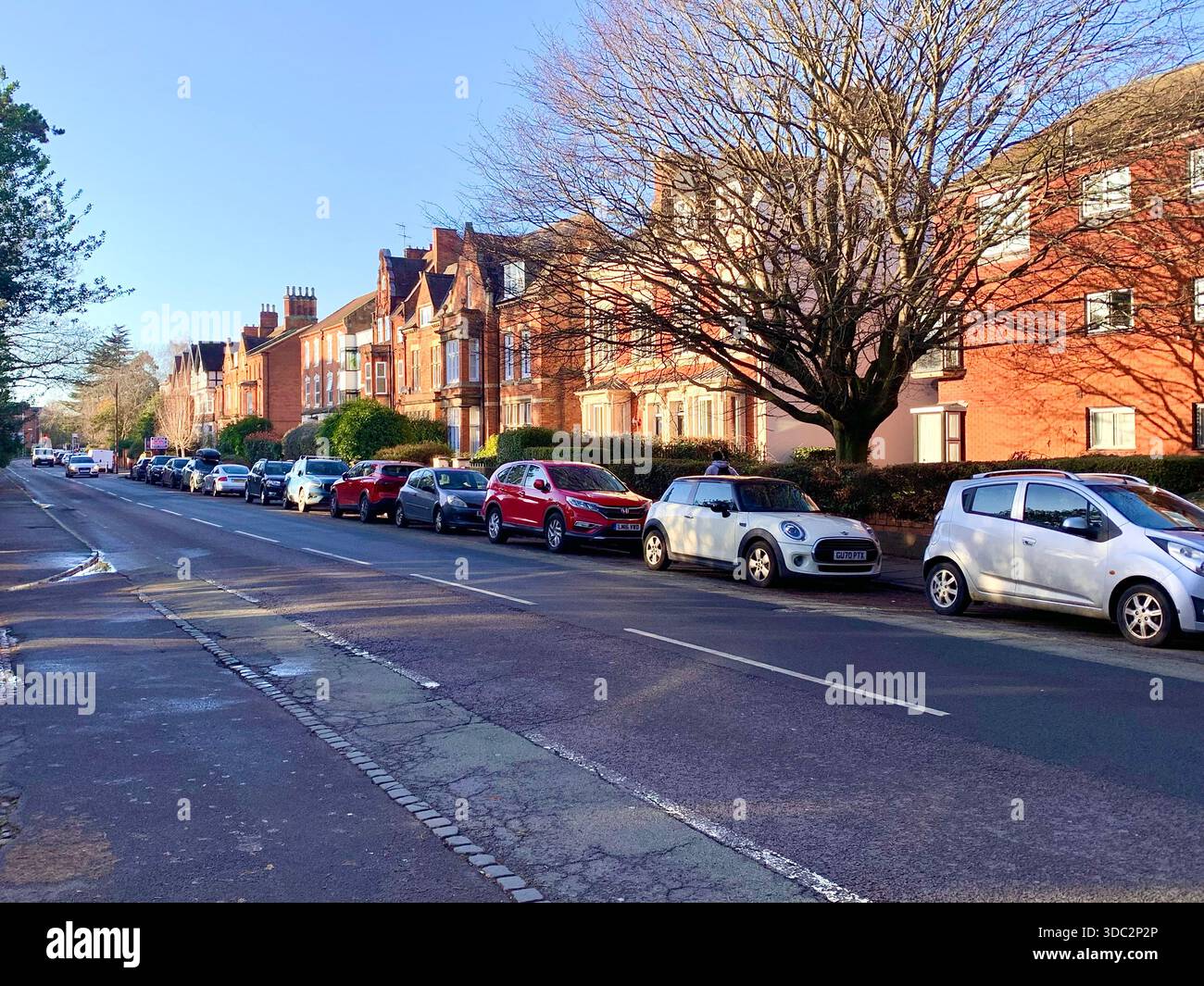 Sonniger Tag im Stadtzentrum von Northampton East Midlands England mit einer Mischung aus historischer Backsteinarchitektur und modernen Gebäuden - Smartphone-aufgenommenes Stockfoto