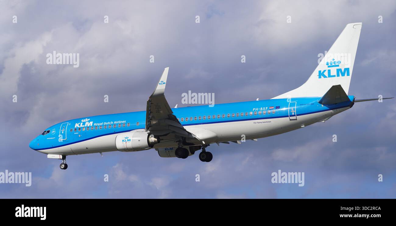 KLM Royal Dutch Airlines Boeing 737 im Anflug Stockfoto