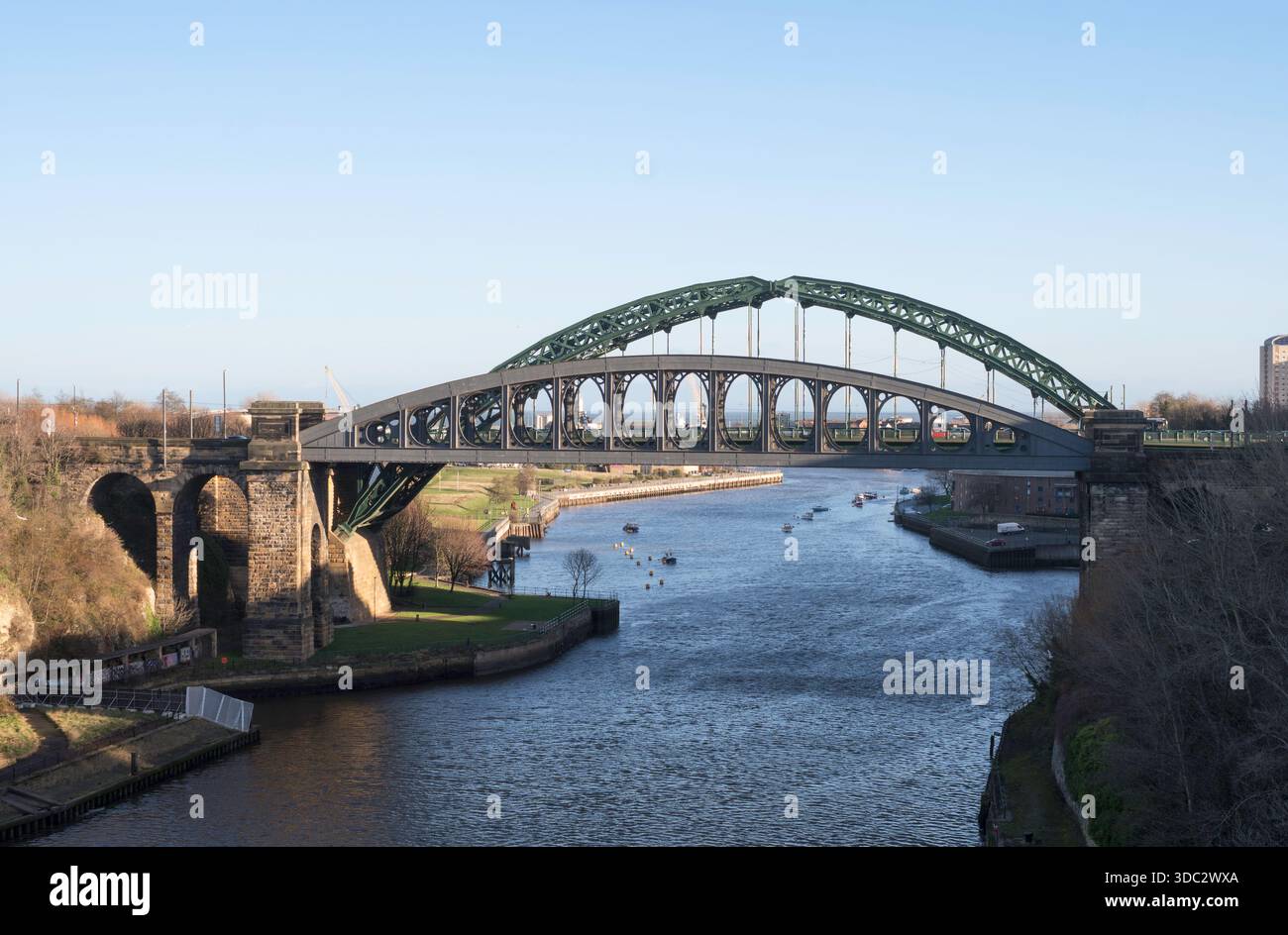 Die Monkwearmouth Railway Bridge und die Straßenbrücke über den Fluss tragen in Sunderland, England, Großbritannien Stockfoto