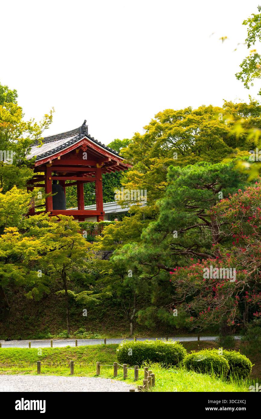 Byōdō-in-Tempel in Uji, Kyoto, UNESCO-Weltkulturerbe, mit der berühmten Phönix-Halle (Hōō-dō) aus dem Jahr 1052. Umgeben von einem ruhigen reinen LAN Stockfoto