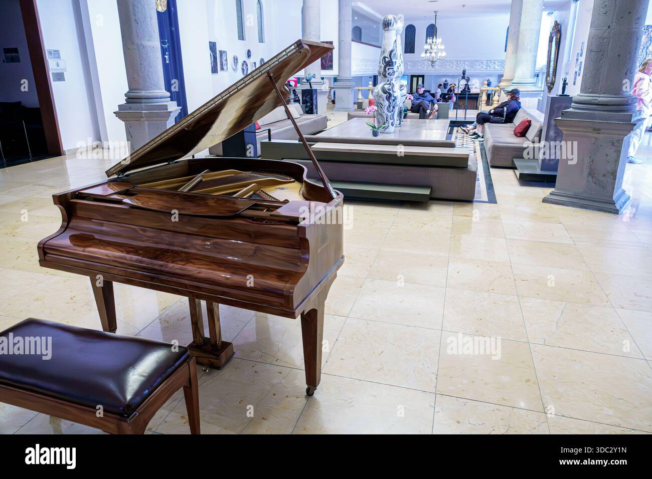 Puebla Mexico, InterContinental Presidente Puebla Hotel, Hotellobby, Flügel, hölzerne Klavierbank, Marmorboden, Säulen, dekorative Vasen, Art sc Stockfoto