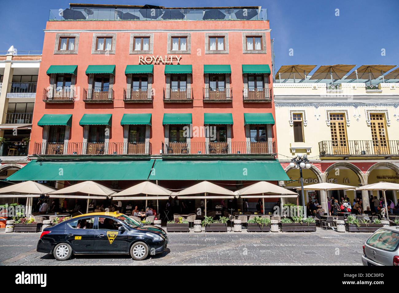 Puebla Mexico, Zocalo City Square, Hotel Royalty Puebla historisches Hotel, Kolonialarchitektur farbenfrohe Fassade, grüne Markisen Balkone, Restaurant Cafe out Stockfoto