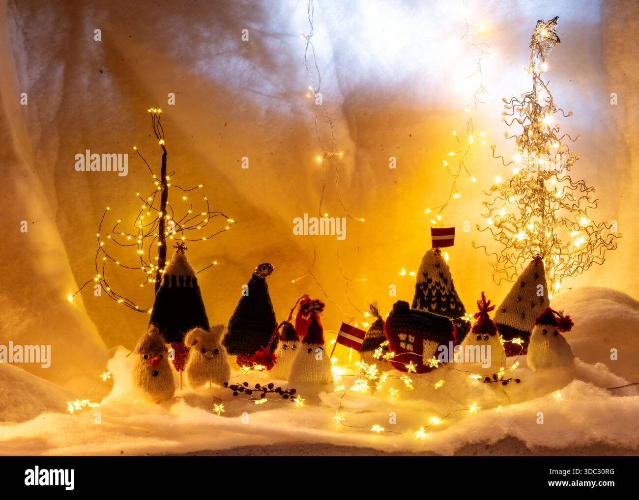 Weihnachtsdekorationen aus verschiedenen Strickwaren, Gnomen, Schneemännern, Bäumen und Häusern, schöne Karte, festliche Stimmung, Winter Stockfoto