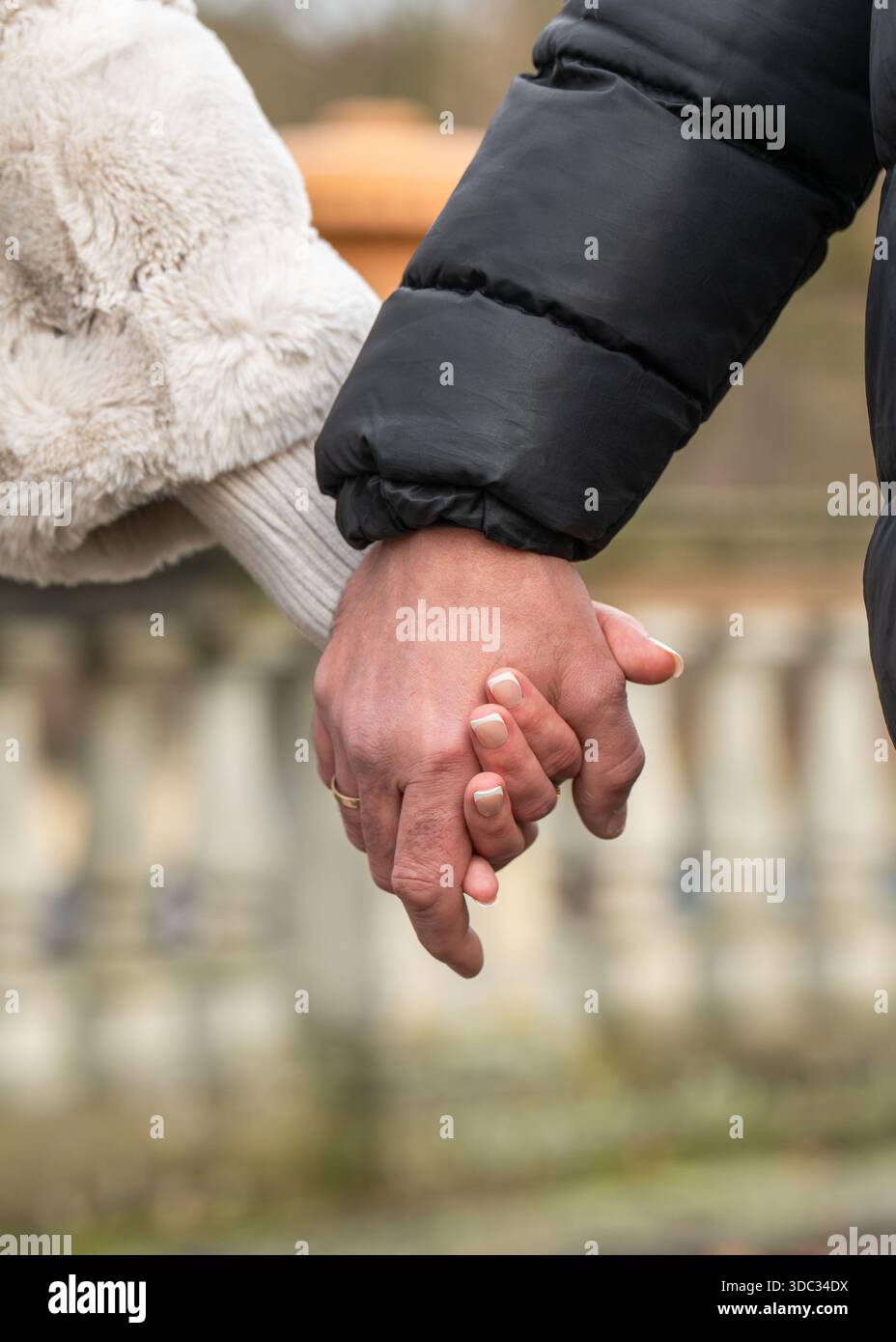 Nahaufnahme von männlichen und weiblichen Händen, die sich zusammenhalten. Konzept von Liebe, Vertrauen, Unterstützung, Beziehung, Einheit, emotionale Verbindung. Tageslicht, selektiv Stockfoto