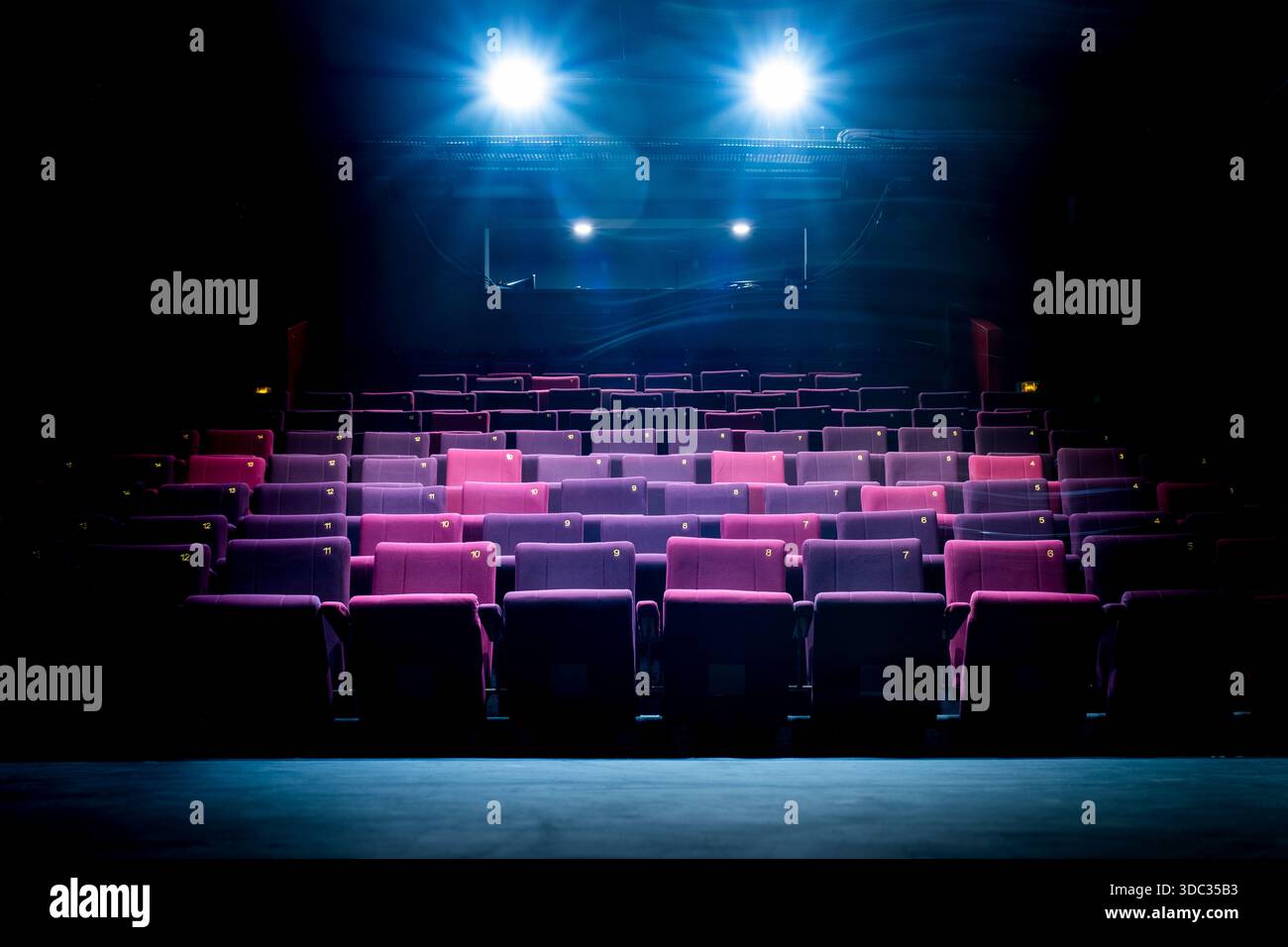 Fauteuils d'une Salle de Spectacle Concert en intérieur Stockfoto