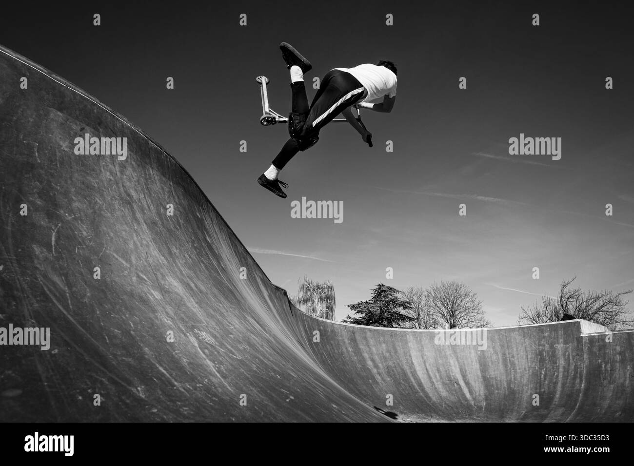 Ein Roller in einem Skatepark Stockfoto